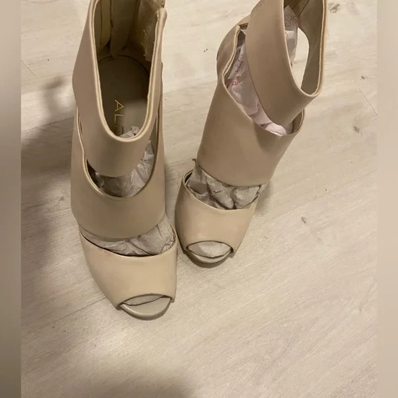 Aldo nude Heels - size 7 - Picture 3 of 6